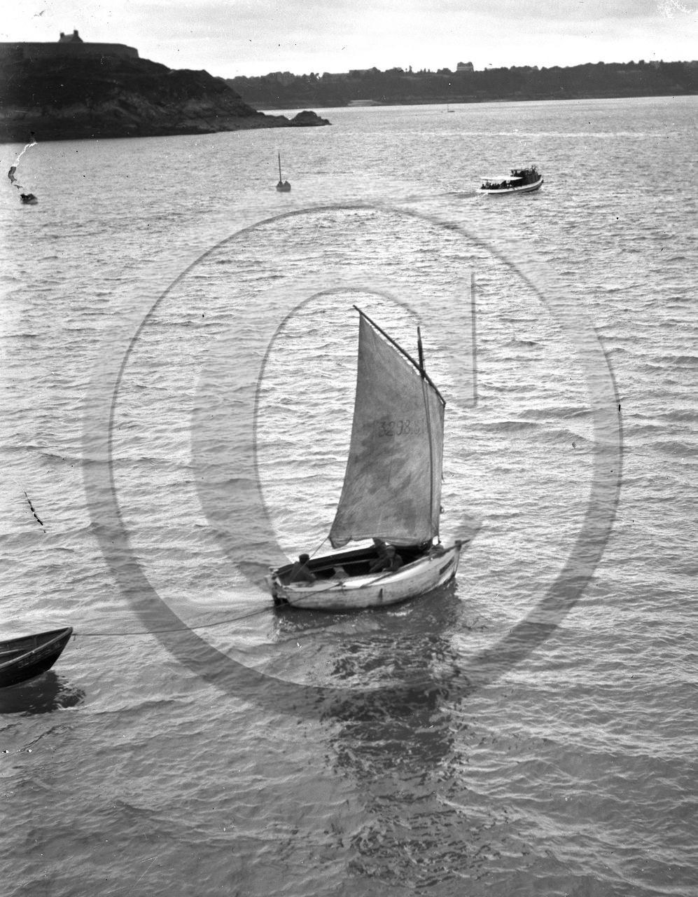 BA 382 petit canot a misaine  SM 3298 sous voile remorquant un doris  dpt 35 jpg.jpg