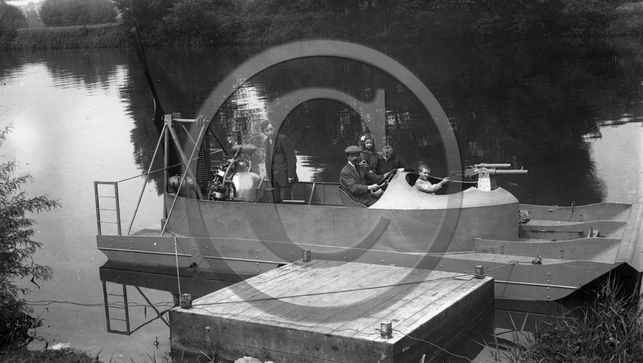 BA 779 gliseur avec mitrailleuse.jpg