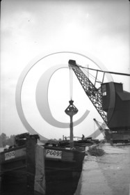 BA 321 grue à godet chargeant ou                        déchargean t le             chaland Marnois.jpg