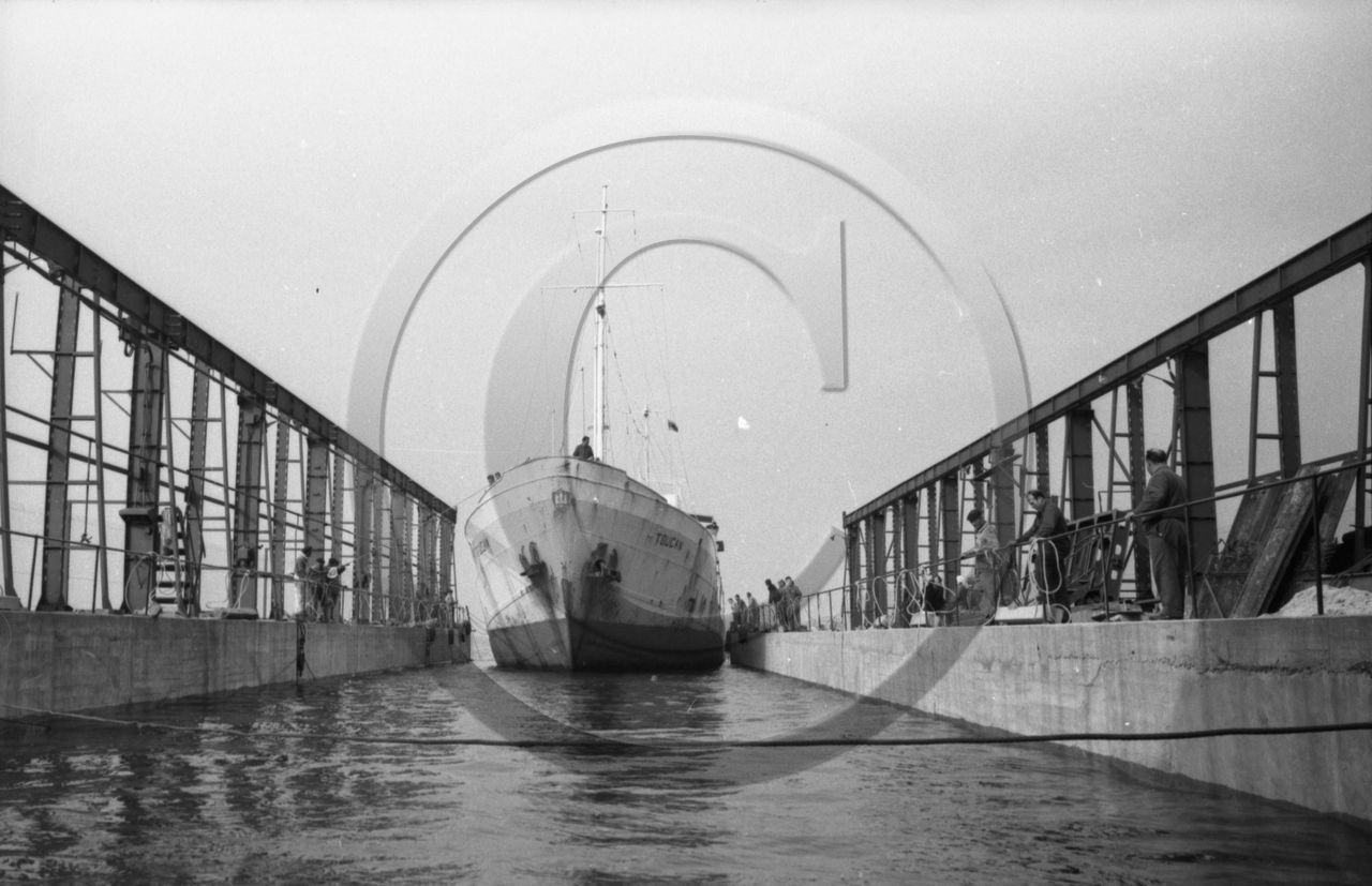 31 mai 1965 pétrolier Toucan entrant dans la cale sèche des chantiers Auroux - 5 -.jpg