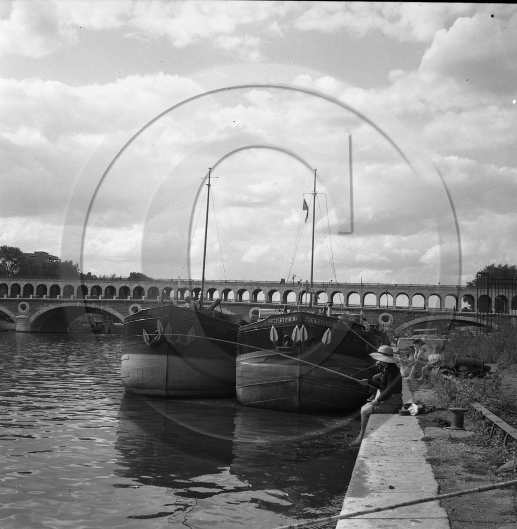 BA 1529 pécheurs devant  péniches Poeiertoreni  et Rici .jpg