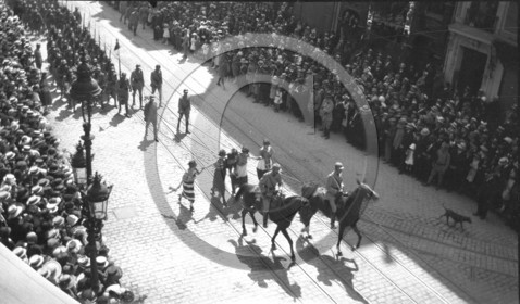 BX 420  femmes habillées avec drapeaux.jpg