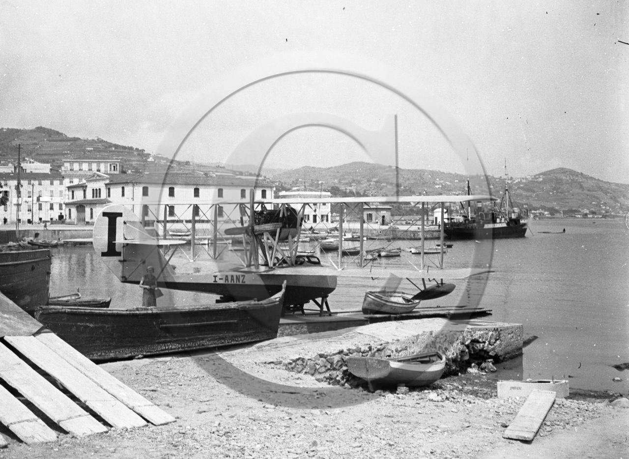 avi 162 Italie hydravion Savoia Marchetti I-AANZ en bas a droite sur bateau de service -Sparviero- .jpg