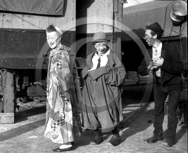 FO-CIRQUE 64 Clowns de gauche a droite Bario Dario Pekari voir numero 483 484 photo H Dargence .jpg FO-CIRQUE 64 Clowns de gauche a droite Bario Dario Pekari voir numero 483 484 photo H Dargence .jpg