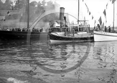 BA 433 Belle Ile En Mer Morbihan fète dans l'avant port - Léonor Fresnel  dpt 56 .jpg
