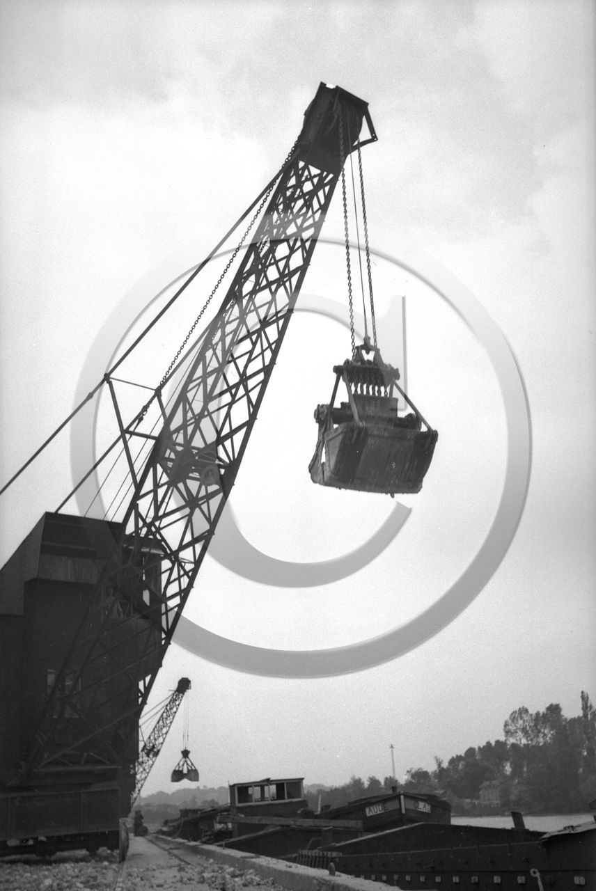 BA 320 grue à godet déchargeant un chalant ,derrière chaland        Aude .jpg.jpg