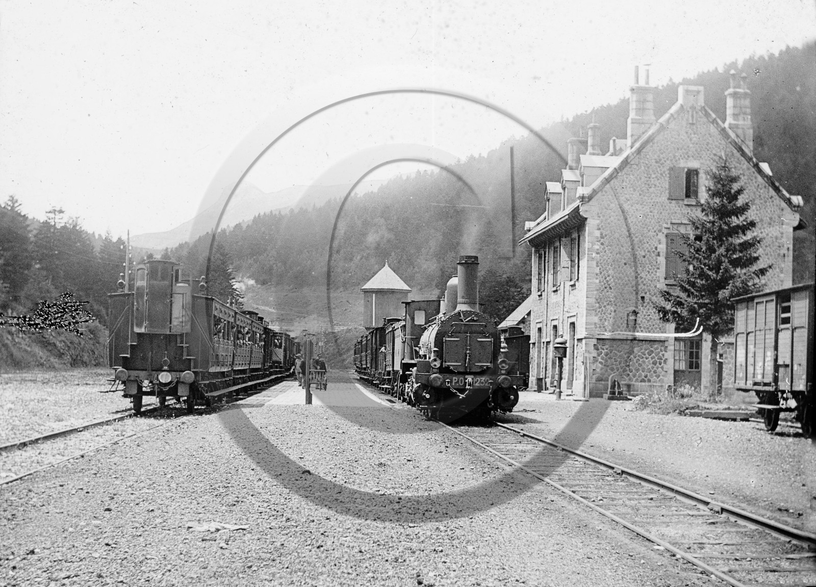 vi  788  le Lioran la station 2 trains en gare   département 19.jpg