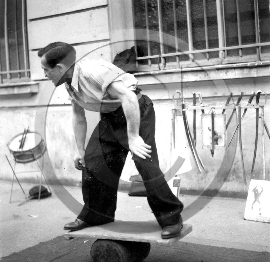 1- Paris avaleur de sabre photo Enri Dargence .jpg